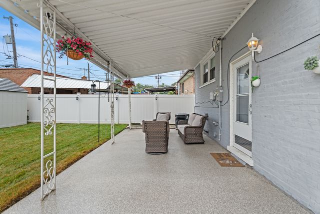 9528 S Manistee Avenue, Chicago, IL 60617
