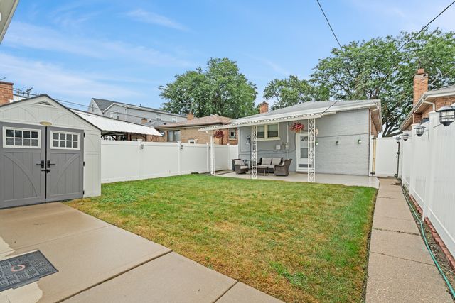 9528 S Manistee Avenue, Chicago, IL 60617