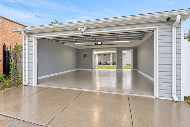 9528 S Manistee Avenue, Chicago, IL 60617