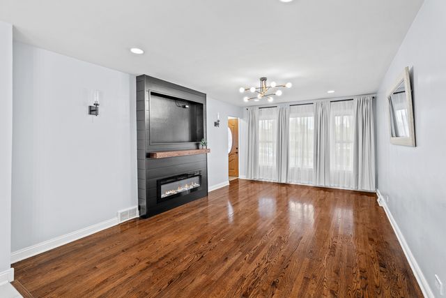 9528 S Manistee Avenue, Chicago, IL 60617