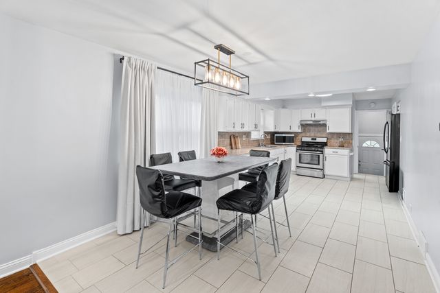 9528 S Manistee Avenue, Chicago, IL 60617