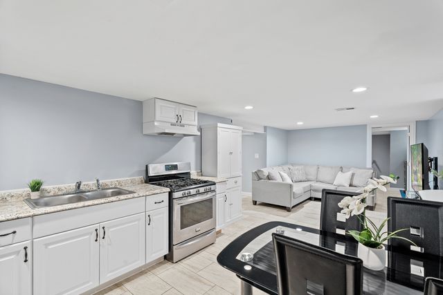 9528 S Manistee Avenue, Chicago, IL 60617