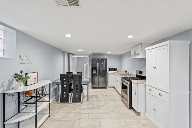 9528 S Manistee Avenue, Chicago, IL 60617