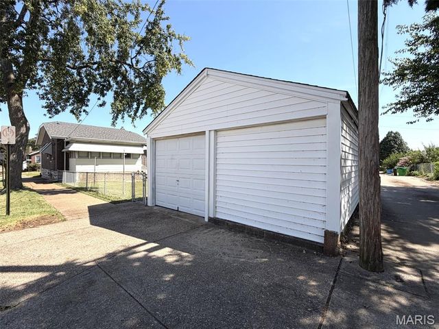 4096 Quincy Street, St Louis, MO 63116
