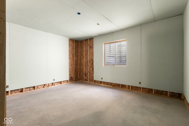 9598 W 300 S, Columbus, IN 47201