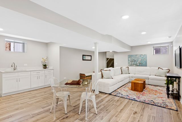 2118 Jackson Avenue, Evanston, IL 60201