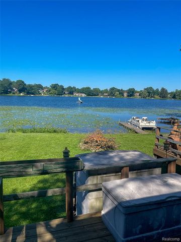 1749 Tannock Drive, Holly, MI 48442