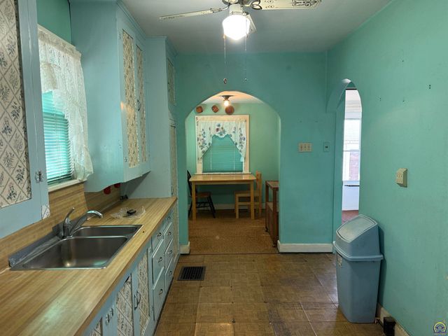 1943 SE Hudson BLVD, Topeka, KS 66607