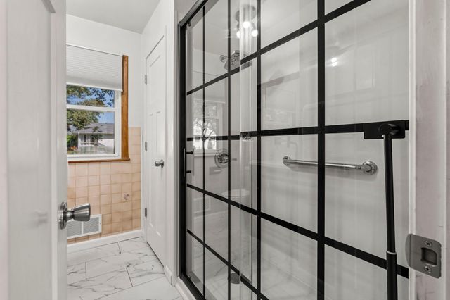 2156 Hawthorne Avenue E, Saint Paul, MN 55119