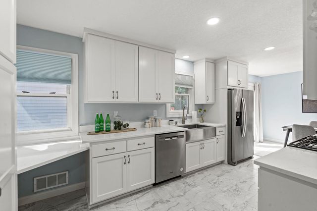 2156 Hawthorne Avenue E, Saint Paul, MN 55119