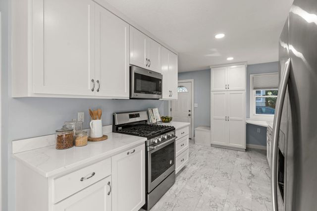 2156 Hawthorne Avenue E, Saint Paul, MN 55119