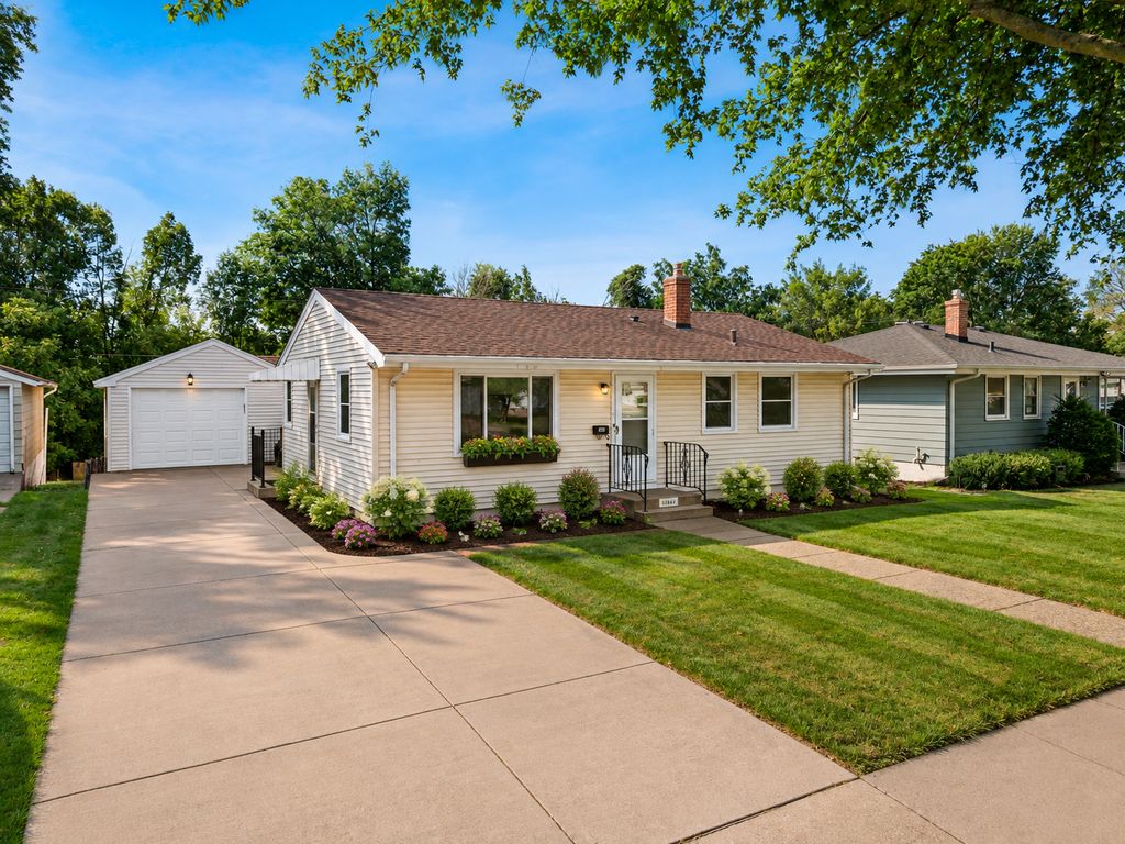 2156 Hawthorne Avenue E, Saint Paul, MN 55119
