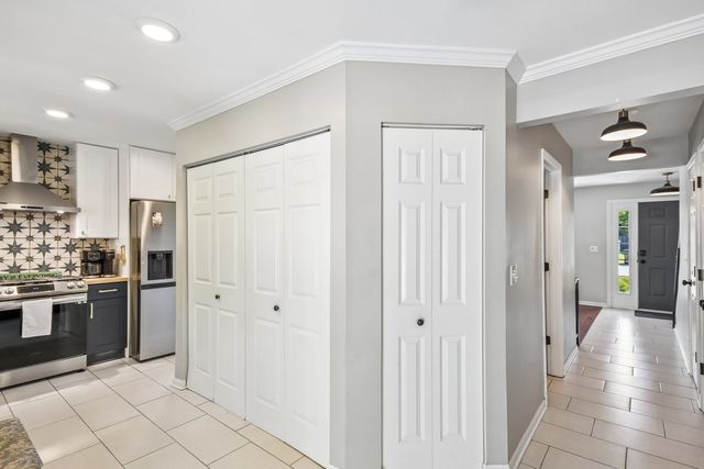 335 FARMHILL Circle, Wauconda, IL 60084