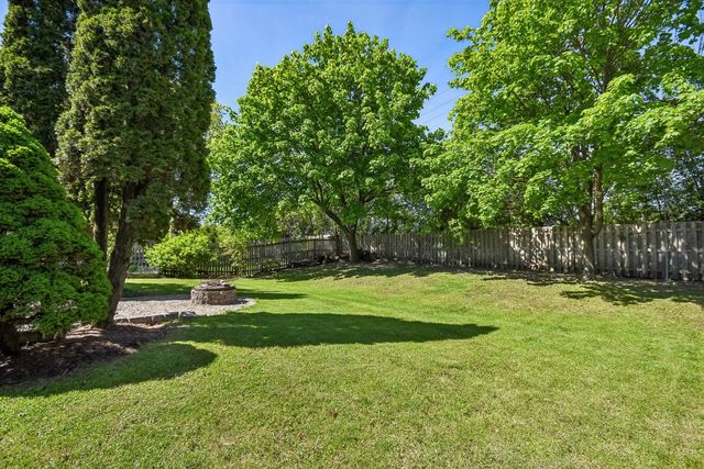 335 FARMHILL Circle, Wauconda, IL 60084