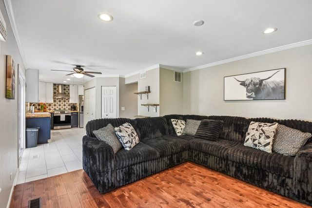 335 FARMHILL Circle, Wauconda, IL 60084