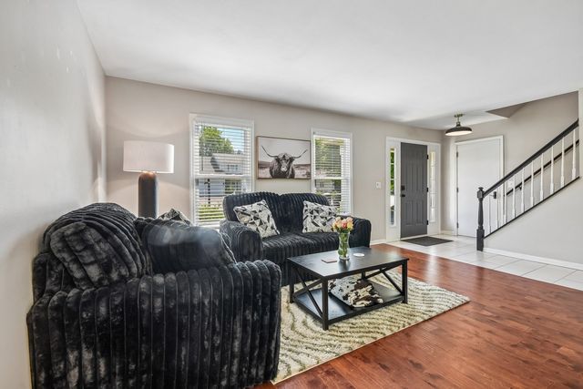 335 FARMHILL Circle, Wauconda, IL 60084