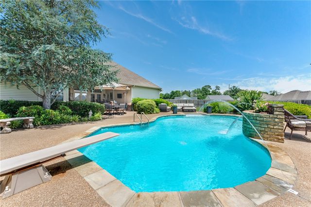 1546 S Roberts Road, Fayetteville, AR 72701