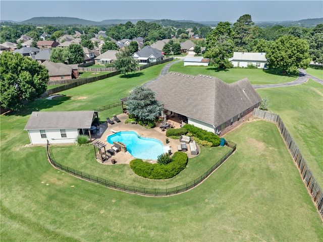 1546 S Roberts Road, Fayetteville, AR 72701