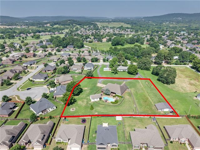 1546 S Roberts Road, Fayetteville, AR 72701