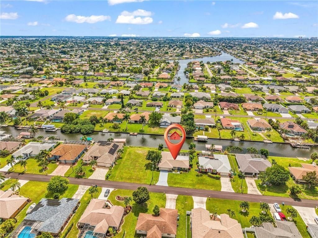 Image 2 of property listing at 216 SE 30TH TERRACE, Cape Coral, FL 33904