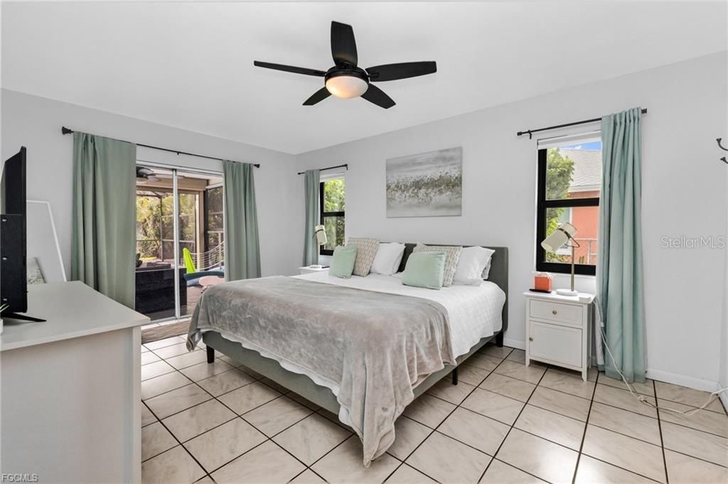 Image 15 of property listing at 216 SE 30TH TERRACE, Cape Coral, FL 33904