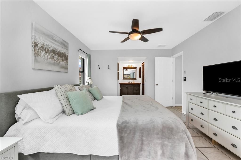 Image 16 of property listing at 216 SE 30TH TERRACE, Cape Coral, FL 33904
