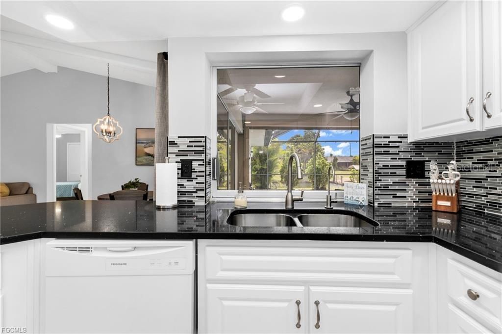 Image 9 of property listing at 216 SE 30TH TERRACE, Cape Coral, FL 33904