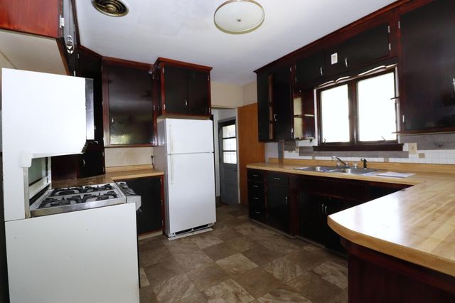 718 1st Street SW, Faribault, MN 55021