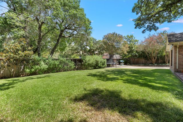 809 Woodland West Drive, Woodway, TX 76712