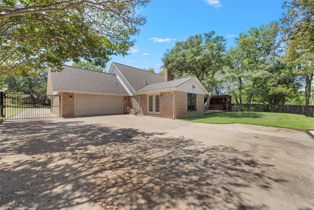 809 Woodland West Drive, Woodway, TX 76712
