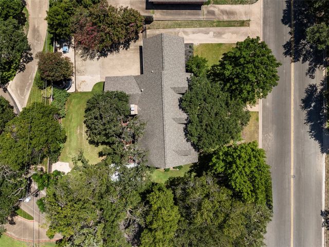 809 Woodland West Drive, Woodway, TX 76712