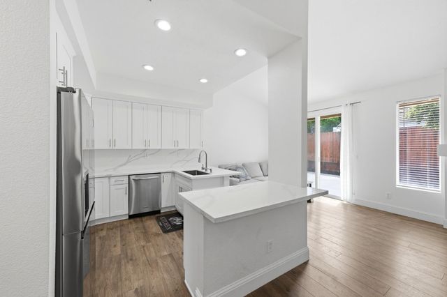 8408 Falcon View Dr, Antelope, CA 95843