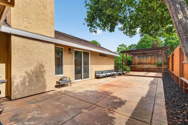 8408 Falcon View Dr, Antelope, CA 95843