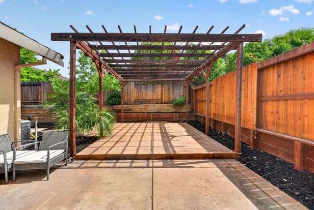 8408 Falcon View Dr, Antelope, CA 95843