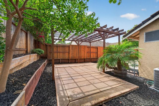 8408 Falcon View Dr, Antelope, CA 95843