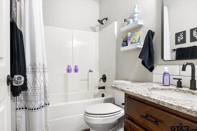 700 White Bear Trl, Lindale, TX 75771