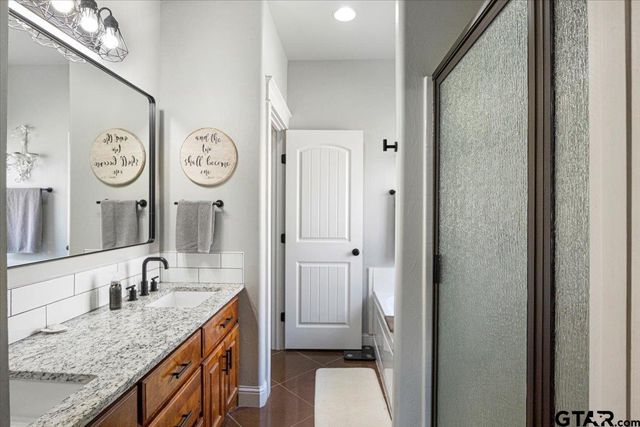 700 White Bear Trl, Lindale, TX 75771