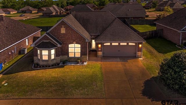 700 White Bear Trl, Lindale, TX 75771
