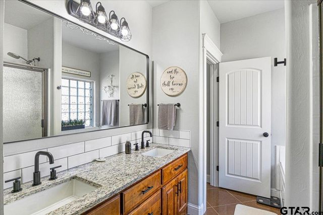 700 White Bear Trl, Lindale, TX 75771