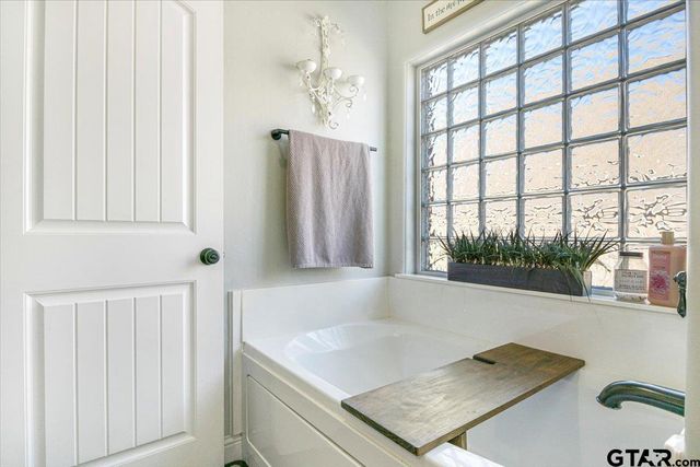 700 White Bear Trl, Lindale, TX 75771