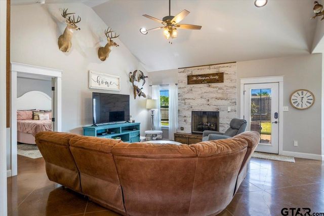 700 White Bear Trl, Lindale, TX 75771