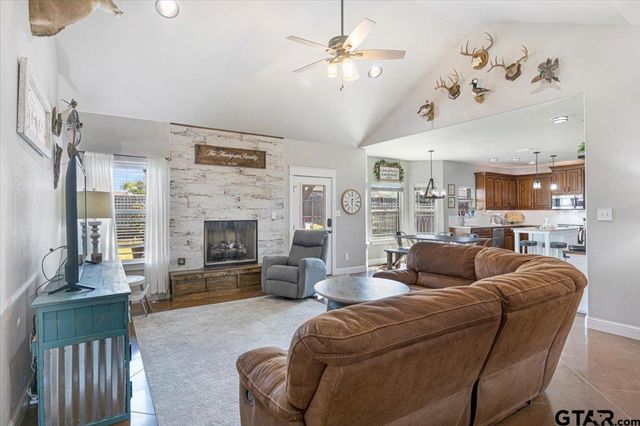 700 White Bear Trl, Lindale, TX 75771