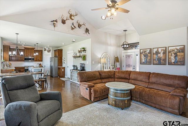 700 White Bear Trl, Lindale, TX 75771