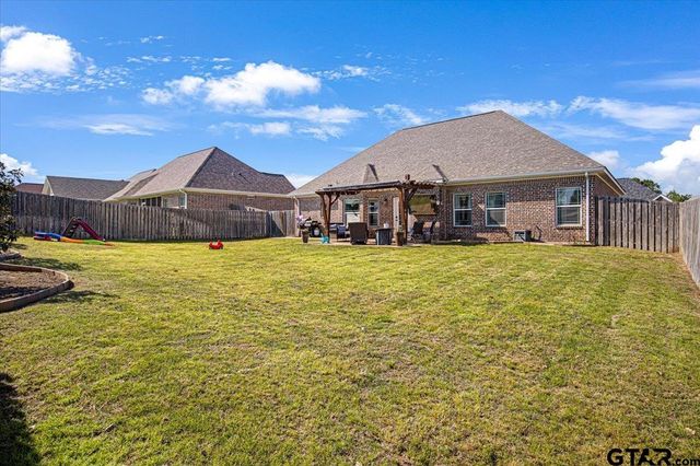 700 White Bear Trl, Lindale, TX 75771