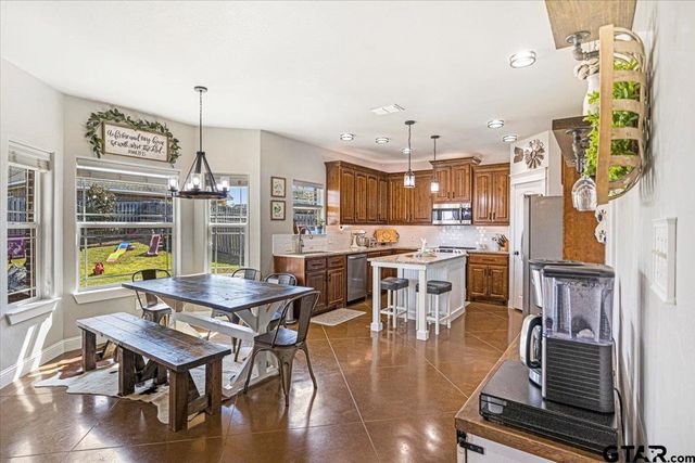 700 White Bear Trl, Lindale, TX 75771