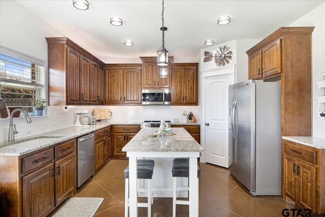 700 White Bear Trl, Lindale, TX 75771