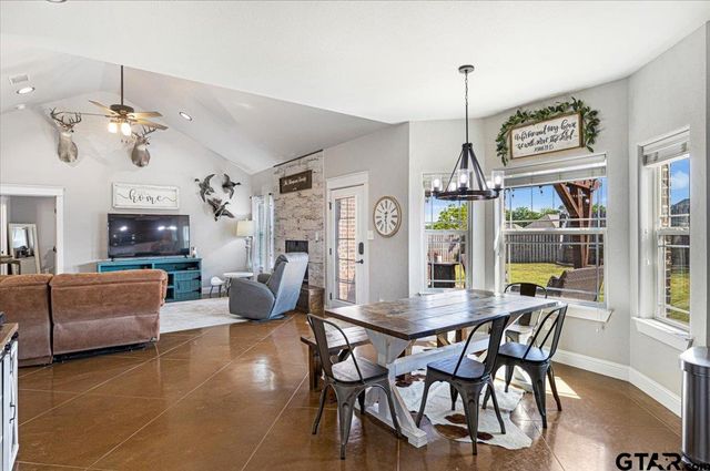 700 White Bear Trl, Lindale, TX 75771