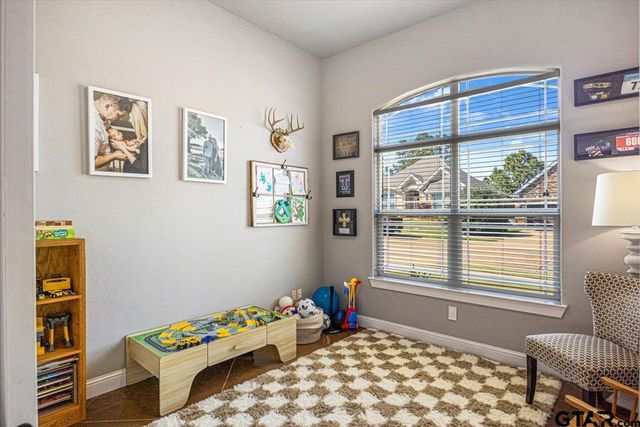 700 White Bear Trl, Lindale, TX 75771