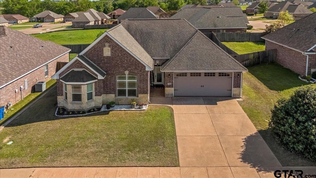 700 White Bear Trl, Lindale, TX 75771