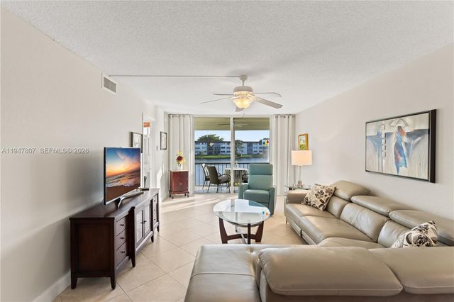 9500 N Hollybrook Lake Dr 5-206, Pembroke Pines, FL 33025